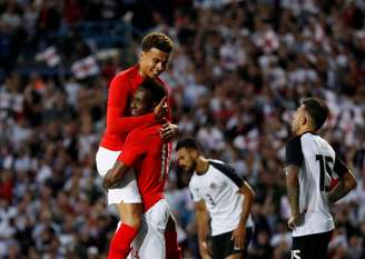 Delle Alli e Danny Welbeck comemoram gol da Inglaterra