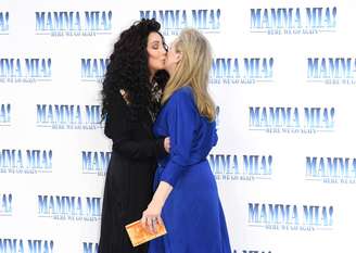 Cher e Meryl Streep se beijam em frente aos fotógrafos