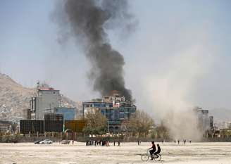 Fumaça vista em local de ataque em Cabul, no Afeganistão
REUTERS/Mohammad Ismail