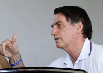 Presidente Jair Bolsonaro conversou com jornalistas ao deixar a residência de um amigo em Brasília (DF), neste domingo (07), onde participou de um churrasco