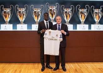 Mendy ao lado do presidente do Real Madrid (Foto: Reprodução)