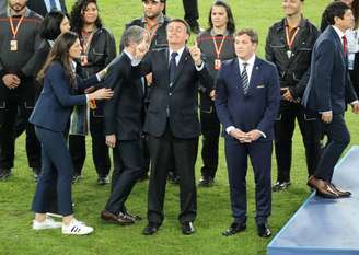 Bolsonaro desceu ao campo do Maracanã após o jogo do Brasil