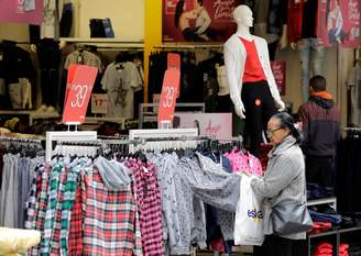 Mulher faz compras em loja no centro de São Paulo, SP
08/06/2018
REUTERS/Paulo Whitaker 