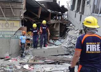 Bombeiros buscam desaparecidos em escombros de prédio em Padada, Filipinas