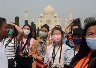 Turistas com máscara de proteção em frente ao Taj Mahal, em Agra
03/03/2020
REUTERS/Stringer