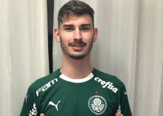 Volante Jonathan, de 19 anos, se destacou na base do Inter e assinou com Palmeiras até o final de 2022 (Divulgação)