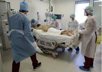 Profissionais de saúde com trajes de proteção tratam de paciente com Covid-19 em hospital de Marselha, na França
08/09/2020 REUTERS/Eric Gaillard