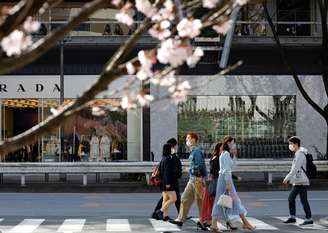 Pedestres de máscara em rua de Tóquio
18/03/2021
REUTERS/Kim Kyung-Hoon