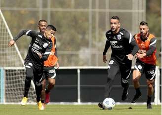 Renato Augusto e Giuliano treinaram novamente com bola nesta quarta-feira (Foto: Rodrigo Coca/Ag. Corinthians)