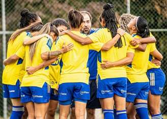 A equipe feminina do Cruzeiro fala em "negligência" da diretoria com o time e deve paralisar as atividades também-(Igor Sales/Cruzeiro)