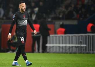 Neymar torceu o tornozelo e deixou o campo chorando na partida contra o Saint-Étienne (Foto: FRANCK FIFE / AFP)