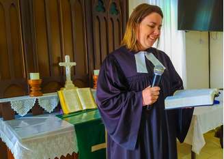 A pastora Jaqueline Weber Kuff comanda os cultos na principal igreja de Arroio do Padre (RS) há seis anos. Sem poder declarar voto, ela diz que jamais votaria em um candidato que defendesse o aborto e o 'homossexualismo' 