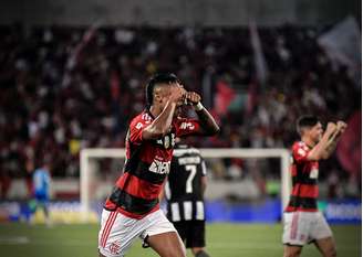 Bruno Henrique celebra gol da vitória contra o Botafogo