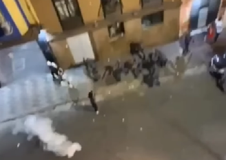 Homem morre após cair de prédio no Centro de SP; imagem mostra PM usando bombas de gás em ocorrência