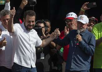 Boulos e Lula durante ato em São Paulo