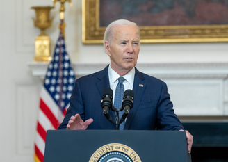 Biden diz a aliado que avalia se deve continuar na disputa à presidência