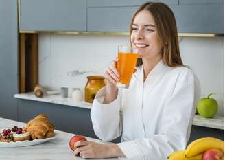 Mulher tomando vitamina C 