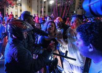 Moradores da Favela do Moinho protestam contra a demolição de casas.