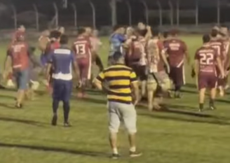 Confusão entre jogadores do Clube Atlético Sarapuí e a equipe de arbitragem