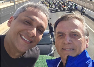 Deputado Gustavo Gayer (PL-GO) e Jair Bolsonaro (PL), durante ato no fim de julho passado; Alexandre de Moraes negou visita do parlamentar ao ex-presidente, que cumpre prisão domiciliar