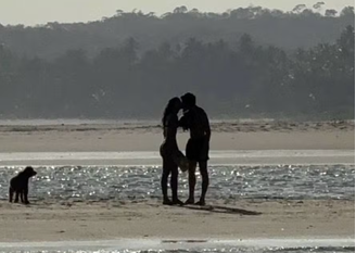 Bruna Marquezine e Shawn Mendes protagonizam beijo 'de cinema' em praia de AL