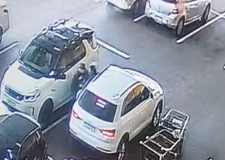 Imagens de monitoramento flagram o momento em que a mulher é sequestrada no estacionamento de um supermercado da zona sul de São Paulo.