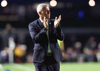 Hernán Crespo parabenizando o São Paulo em campo após jogo. 