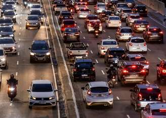 Movimentação do trânsito no corredor Leste-Oeste na altura da Rua da Consolação, região de central de São Paulo.