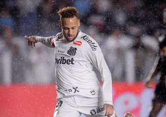 Neymar bate com a perna esquerda e abre o placar pro Santos –