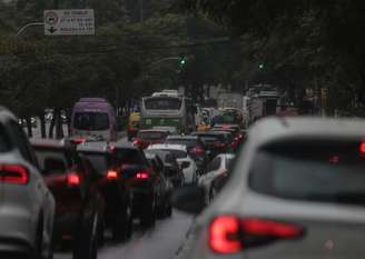 Trânsito na cidade bateu recorde desde 2020; na foto, congestionamento no Viaduto Antártica em março de 2026