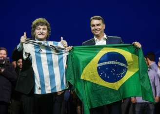 Javier Milei participou da convenção que oficializou a candidatura de Flávio Bolsonaro à Presidência.