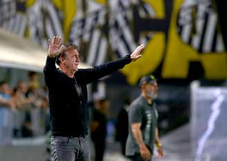 Cuca técnico do Santos durante partida contra o Mirassol no estádio Vila Belmiro pelo campeonato Brasileiro A 2026.