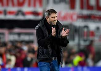 Eduardo Coudet, treinador do River Plate, durante partida contra o Santa Fe pelas oitavas de final da Copa Sul-Americana de 2026 - 
