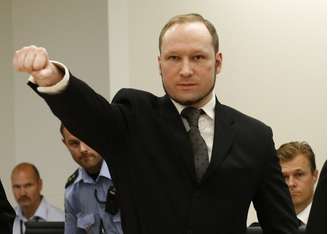 <p>Anders Behring Breivik, autor de um duplo atentado que matou 77 pessoas na Noruega, faz saudação de ultradireita</p>