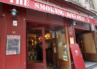 Torcedores do Tottenham sofreram um ataque no pub Smoking Dog, localizado em Lyon