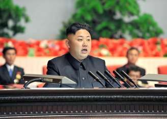 Líder da Coréia do Norte, Kim Jong-un, faz um discurso em uma reunião com trabalhadores da indústria em Pyongyang, março de 2013, nesta foto divulgada pela agência oficial de notícias da Coréia do Norte, KCNA. A Coréia do Norte colocou seus mísseis em prontidão nesta sexta-feira, preparando um eventual ataque contra bases militares dos Estados Unidos na Coreia do Sul e Pacífico 18/03/2013