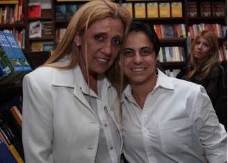 <p>Vários famosos prestigiaram o lançamento paulista do primeiro livro de Walcyr Carrasco, 'Juntos para Sempre', nesta quarta-feira (17), na Saraiva Mega Store, em São Paulo. Entre eles, a ex-dançarina Rita Cadillac e a atriz Thammy Miranda, de 'Salve Jorge'</p>