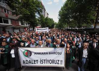 Advogados marcham em Ancara contra prisão de colegas durante protestos: "Queremos justiça", diz a faixa