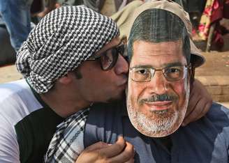 Os manifestantes condenavam as ações do Exército e expressavam sua lealdade a Mursi