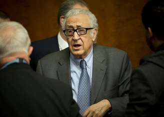 O representante da ONU para o conflito sírio, Lakhdar Brahimi, conversa com jornalistas em Genebra