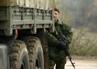 Homem uniformizado, possivelmente russo, perto de base militar em Sevastopol
