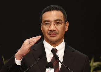 <p>Ministro dos Transportes da Malásia, Hishammuddin Hussein, responde a perguntas de jornalistas durante uma conferência de imprensa sobre o vôo MH370, em Kuala Lumpur, na Malásia, nesta terca-feira, 25 de março</p>