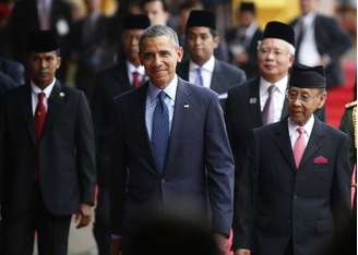 <p>Presidente dos EUA, Barack Obama, caminha ao lado do rei da Malásia do Kedah, Abdul Halim (à direita) e do primeiro-ministro Najib Razak em uma cerimônia na Praça do Parlamento, em Kuala Lumpur, neste sábado, 26 de abril</p>