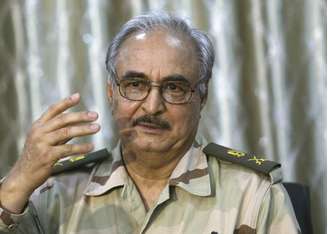 <p>Forças paramilitares dirigidas pelo general reformado Khalifa Haftar (foto) lançaram um ataque contra vários quartéis de milícias em Benghazi</p>