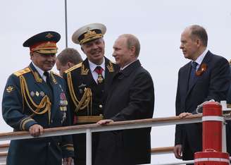 <p>O presidente russo, Vladimir Putin (direita), o ministro da Defesa, Sergei Shoigu (esquerda), o comandante da Frota do Mar Negro, Vice-Almirante Aleksander Vitko , e o Diretor do Serviço Federal de Segurança da Rússia (FSB), Alexander Bortnikov, em Sevastopol no dia 9 de maio</p>