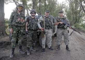 <p>Paraquedistas do exército ucraniano posam para foto enquanto patrulham uma área após uma batalha com insurgentes pró-russos perto de Slovyansk</p><p> </p>