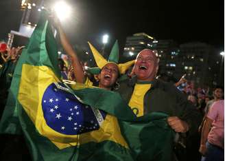 <p>Brasileiros lotaram a praia de Copacabana, na zona sul carioca, para torcer e comemorar a vitória do Brasil por 4 a 1 contra Camarões; o resultado garantiu a vaga nas oitavas de final.</p>