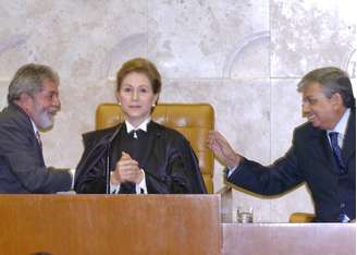 A ex-ministra do STF Ellen Gracie ao lado dos então presidente da República Luiz Inácio Lula da Silva e do Senado Garibaldi Alves Filho, em imagem de 2008