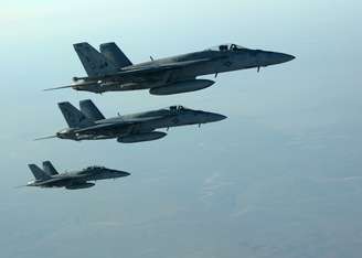 <p>Jatos F-18E Super Hornets sobrevoam a Síria</p>