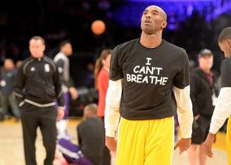 <p>Jogador do Los Angeles Lakers, Kobe Bryant com uma camiseta de protesto pela morte de Eric Garner</p>
